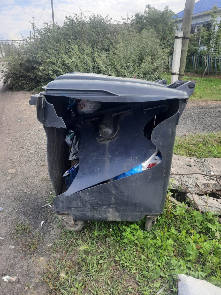 В Макушино мусорный контейнер протаранили на легковом автомобиле В Макушино мусорный контейнер протаранили на легковом автомобиле