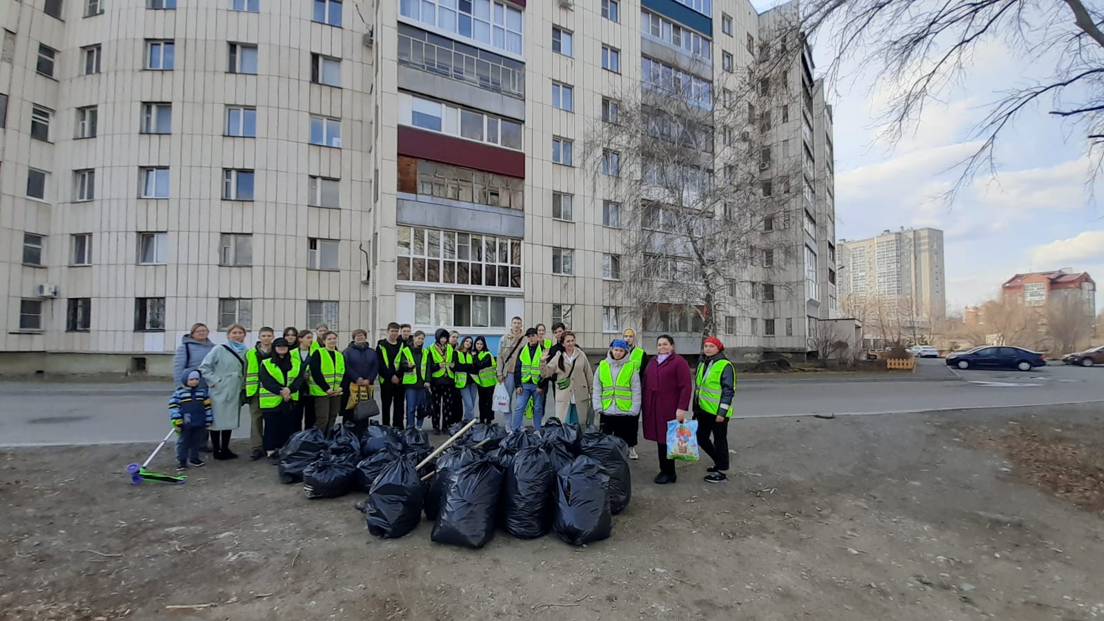 Регоператор помог участникам трудовых отрядов в проведении субботника Регоператор помог участникам трудовых отрядов в проведении субботника