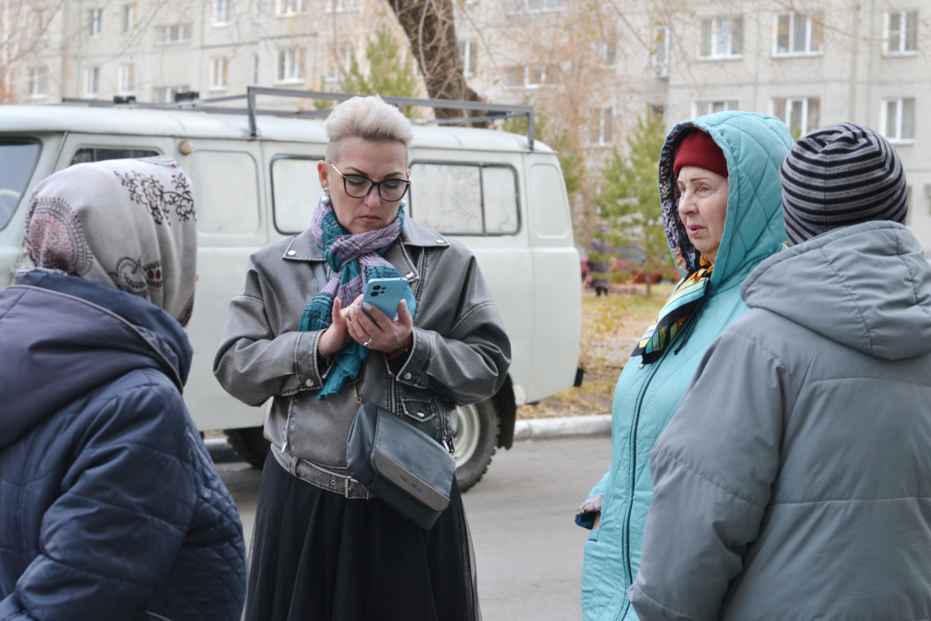 Наталья Фомина встретилась с потребителями, у подъезда которых уже месяц стоит мусорный контейнер Наталья Фомина встретилась с потребителями, у подъезда которых уже месяц стоит мусорный контейнер