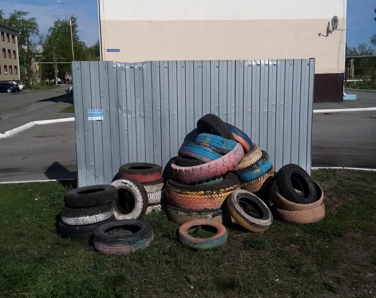 Курганские управляющие организации продолжают вывозить автопокрышки с придомовых территорий Курганские управляющие организации продолжают вывозить автопокрышки с придомовых территорий