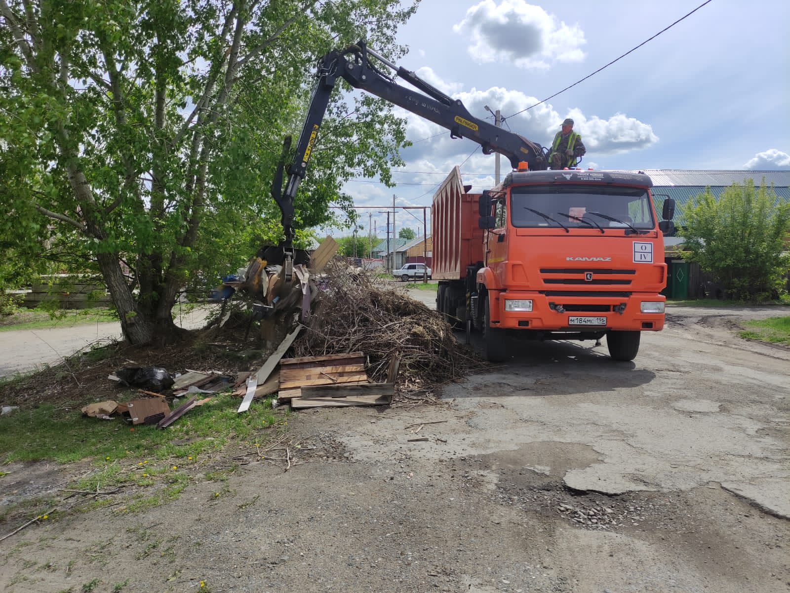 Регоператор продолжает вывоз свалок с муниципальных кладбищ Зауралья Регоператор продолжает вывоз свалок с муниципальных кладбищ Зауралья