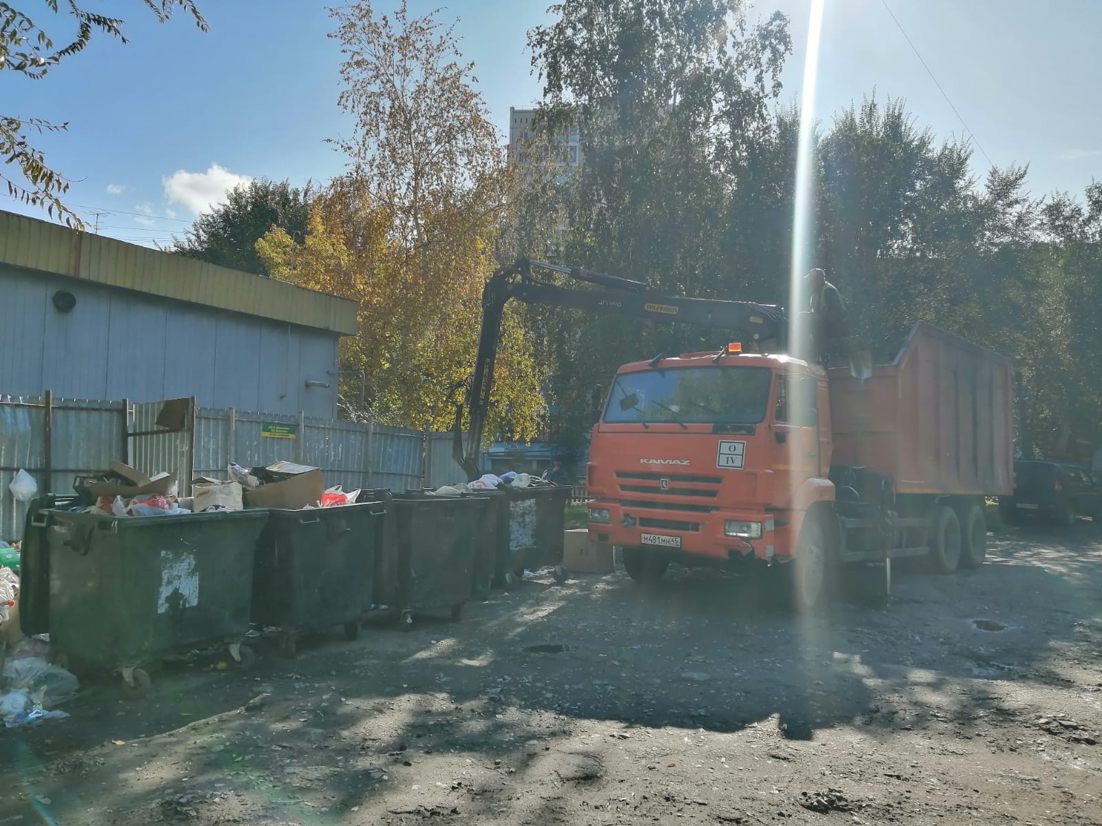 Труднодоступные контейнерные площадки зачищены "под метелочку". Труднодоступные контейнерные площадки зачищены "под метелочку".
