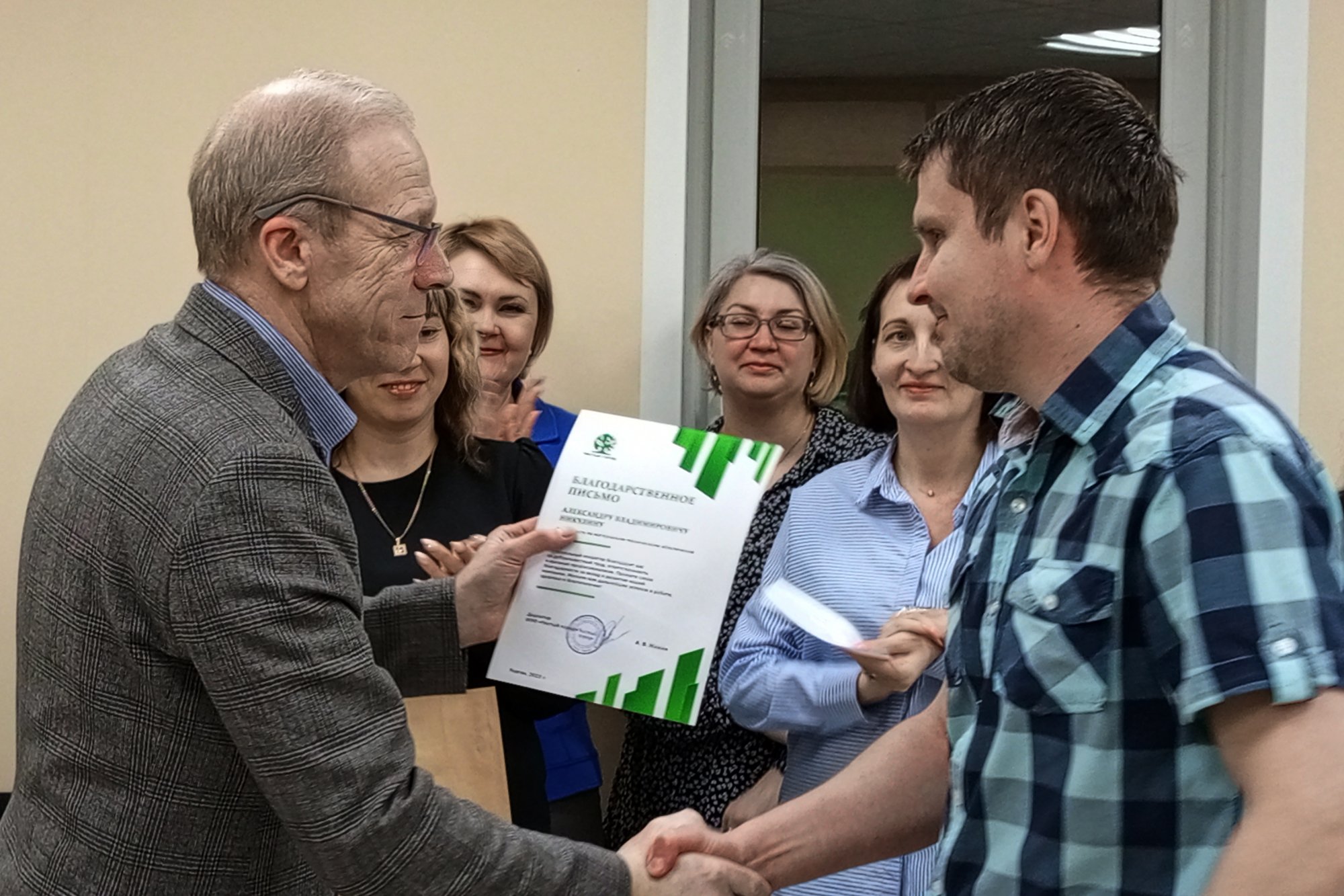 Сотрудников «Чистого города» наградили благодарственными письмами Сотрудников «Чистого города» наградили благодарственными письмами