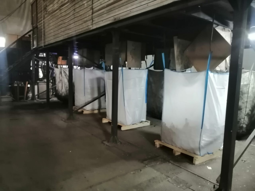 емкости под транспортировочной лентой.jpg